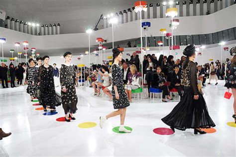 chanel cruise 2015 seoul|Cruise 2015/16 Report: Chanel shines the light on Seoul.